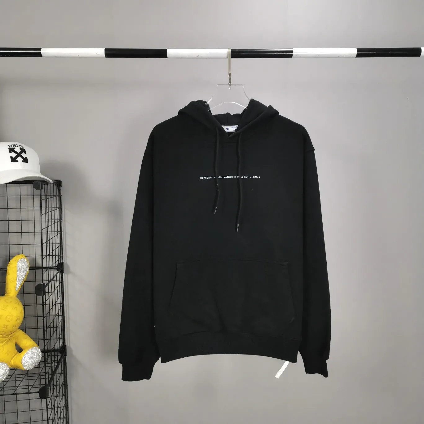 Top tested version 2022OFF OW WHITE new blue chalk marker depicting arrows loose trendy brand men's and women's casual autumn and winter hoodies and sweatshirts. Take a look at the enlarged details of this model. The printing is like a chalk drawing, and the image is realistic. The printing uses Kornit digital direct inkjet printing, which adds particle direct inkjet printing. So it looks like chalk. But don’t worry about the anchorage of the printing, it will never fall off. Backwash and sun-resistant, machine washable without stress. Absoluteness distinguishes the offset printing on the market, which is perfunctory and cannot restore the texture of pink and ink at all! The side hems are initially folded, please pay attention! The fabric is made of 480 combed pure cotton terry, which has a full drape. Customized collar label, washed, hang tag. Color: Black Size: XS-L P:390